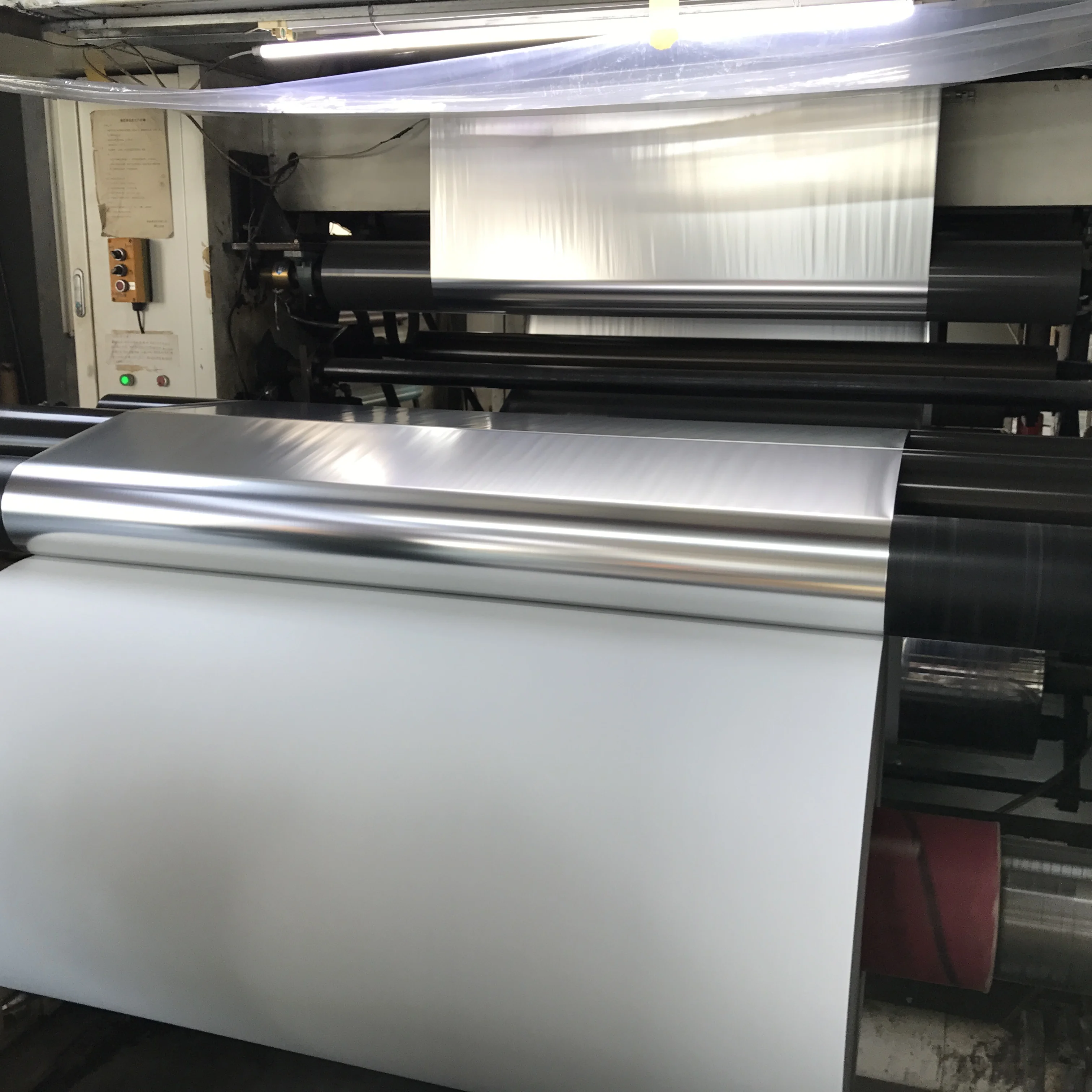 Silver metallized paper for beer label