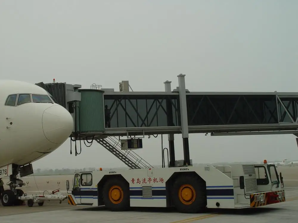 Самолет pushback аэропорта авиации Буксир для