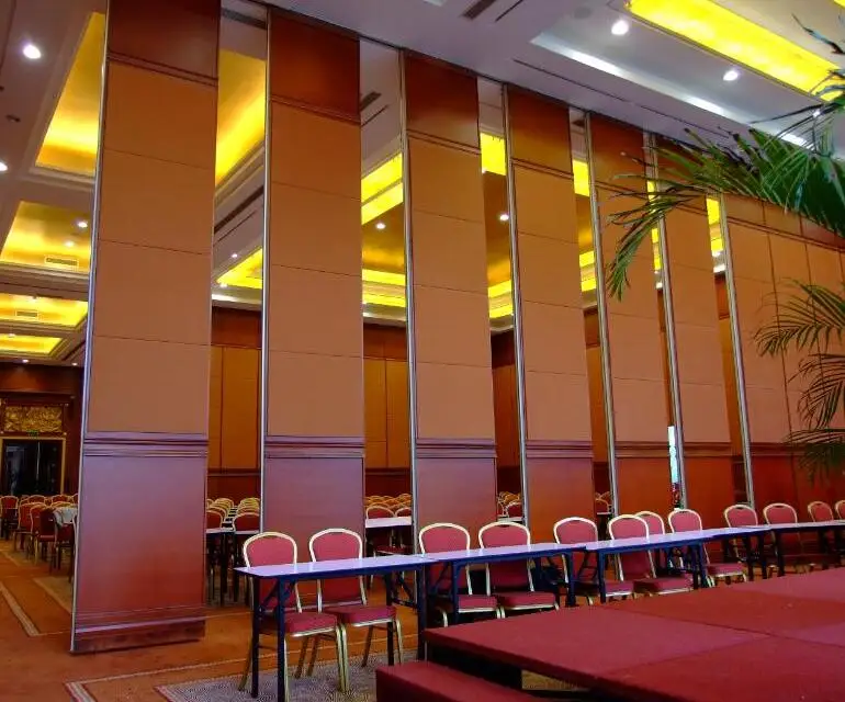 Malaysia hotel acoustic movable doors soundproof wooden accordion door classroom folding partition doors with cheap price