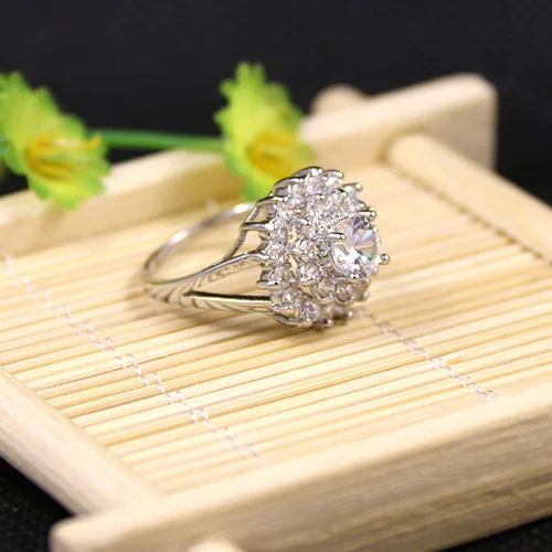 Brass Wedding Ring with Diamond Fashionable Saudi Arabia Gold Jewelry Love Artificial Silver Ring with Star Pattern for Fingers