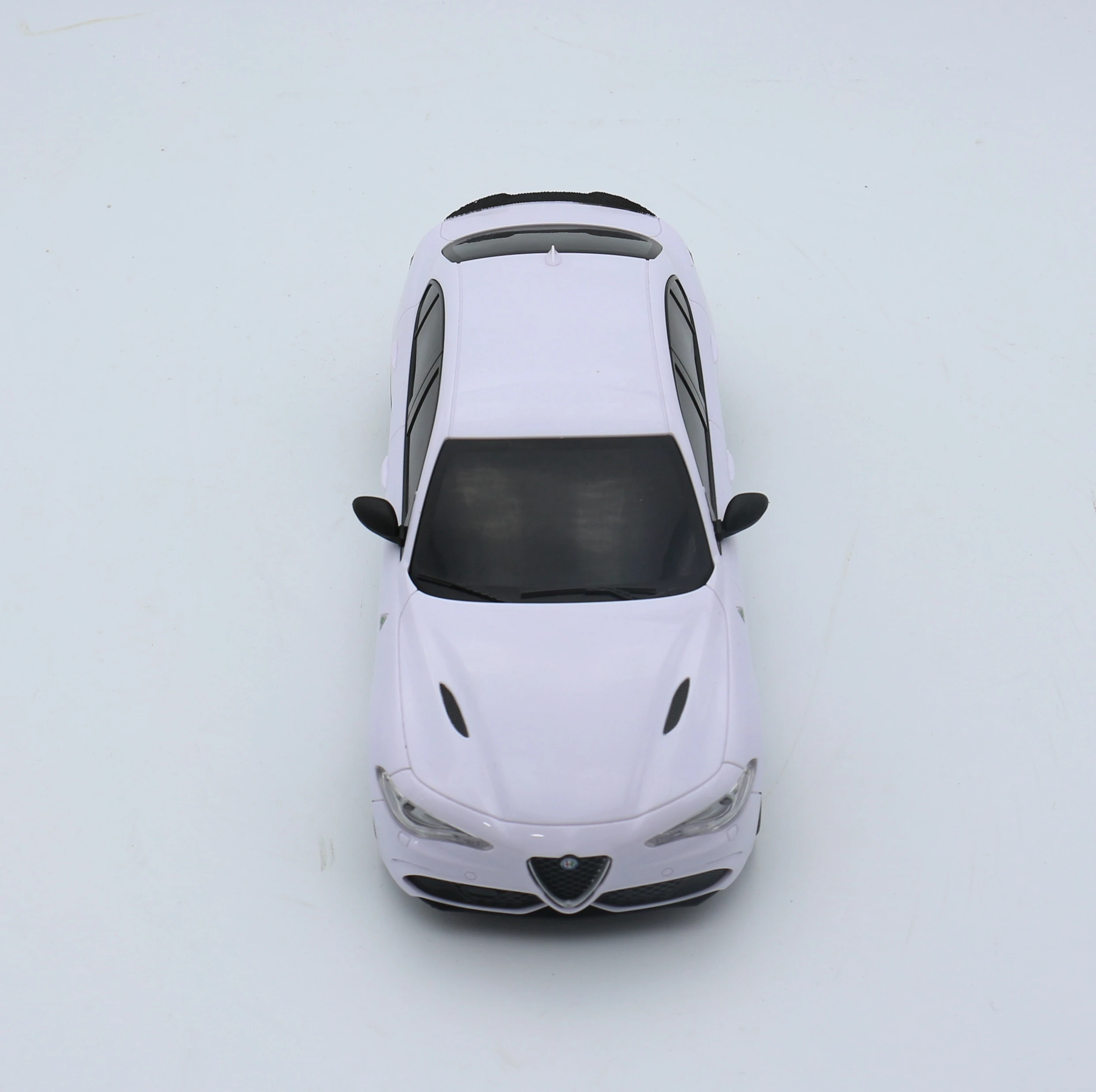  1 18 Масштаб 2 4G Радиоуправляемый автомобиль Радиоуправляемая машина Alfa Romeo Giulia с подсветкой