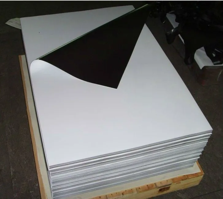 Белый резиновый магнитный лист на клейкой основе размер под