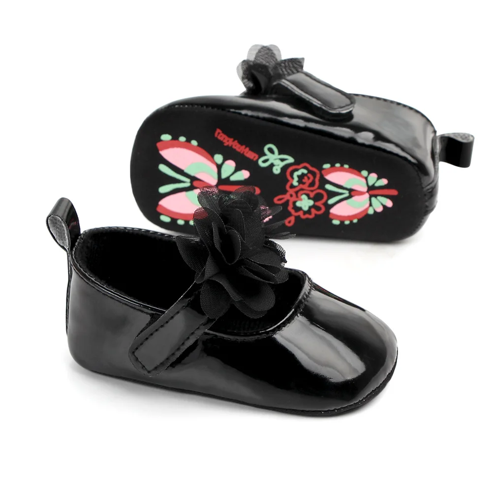 Красивая яркая кожаная обувь для девочек с цветочным дизайном