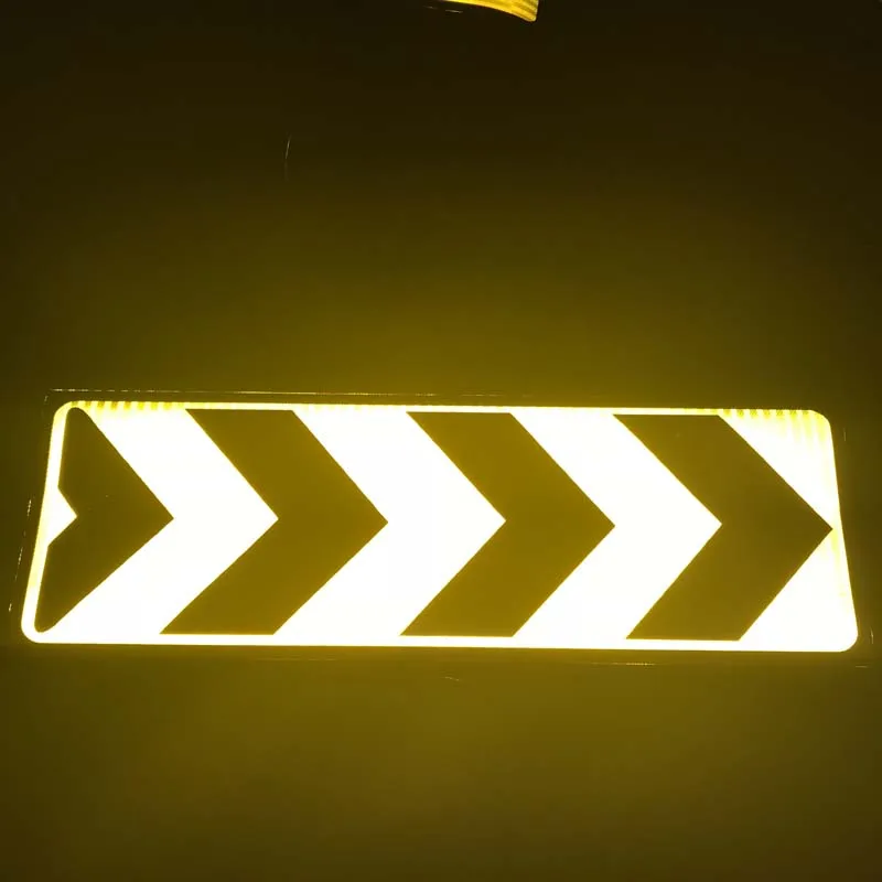 Prismatic Black and Yellow Reflective Arrow Sign for Safety
