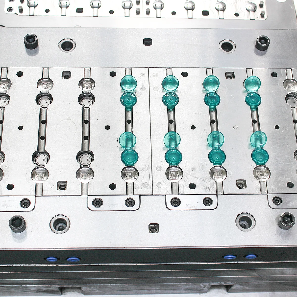 Taizhou shampoo detergent bottle plastic flip top unscrew cap mould