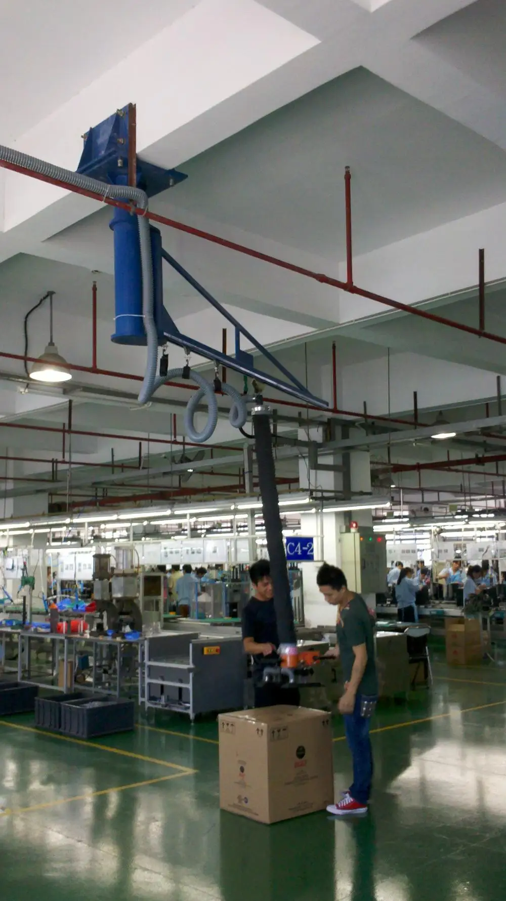 Вакуумное подъемное устройство для обработки коробки