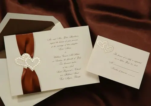 Приглашение S & Q CMYK на белом кардсток с жемчужным