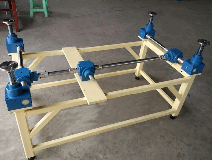 Система винтового подъема с приводным червячным приводом, управляемая мотором