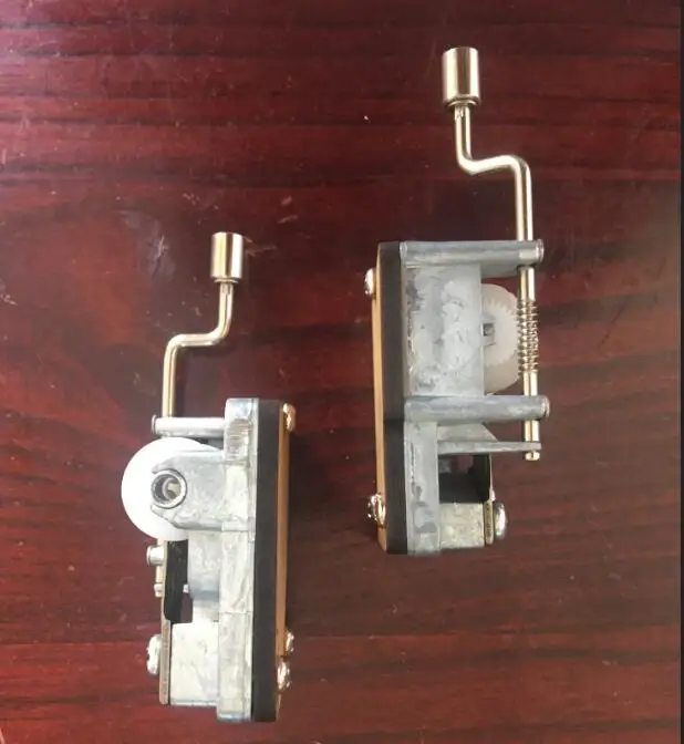 Hand crank music box mechanism with the wood board
