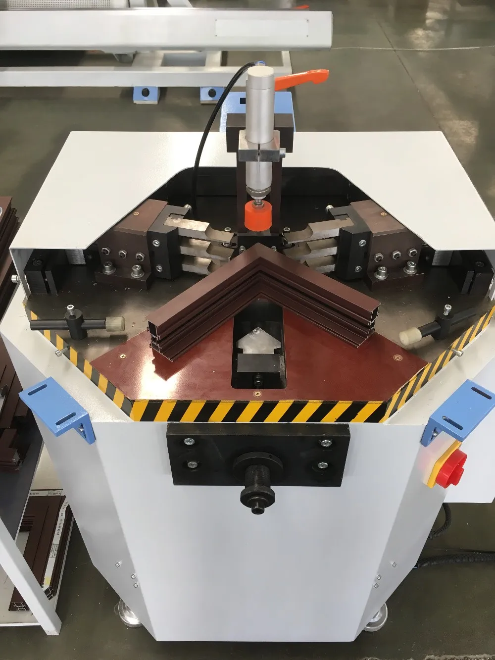 Aluminum door window pneumatic corner crimping machine