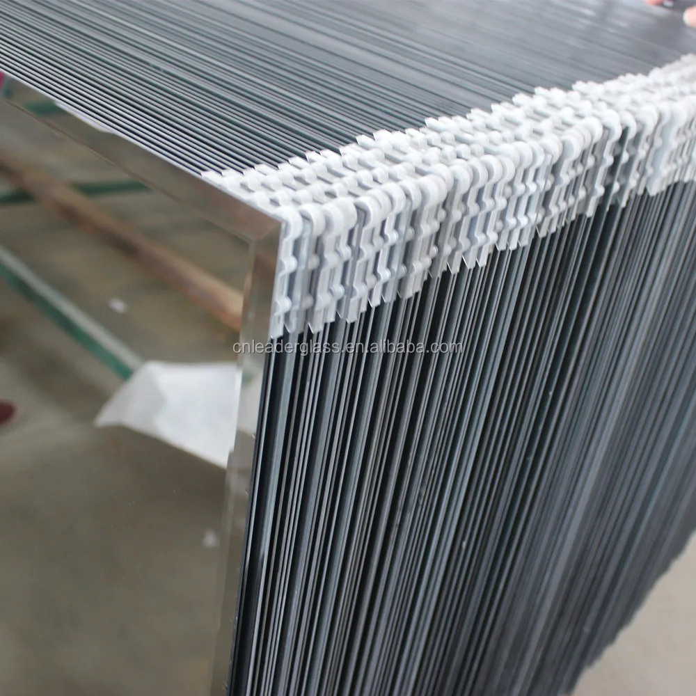 Безрамная скошенная настенная зеркальная поверхность