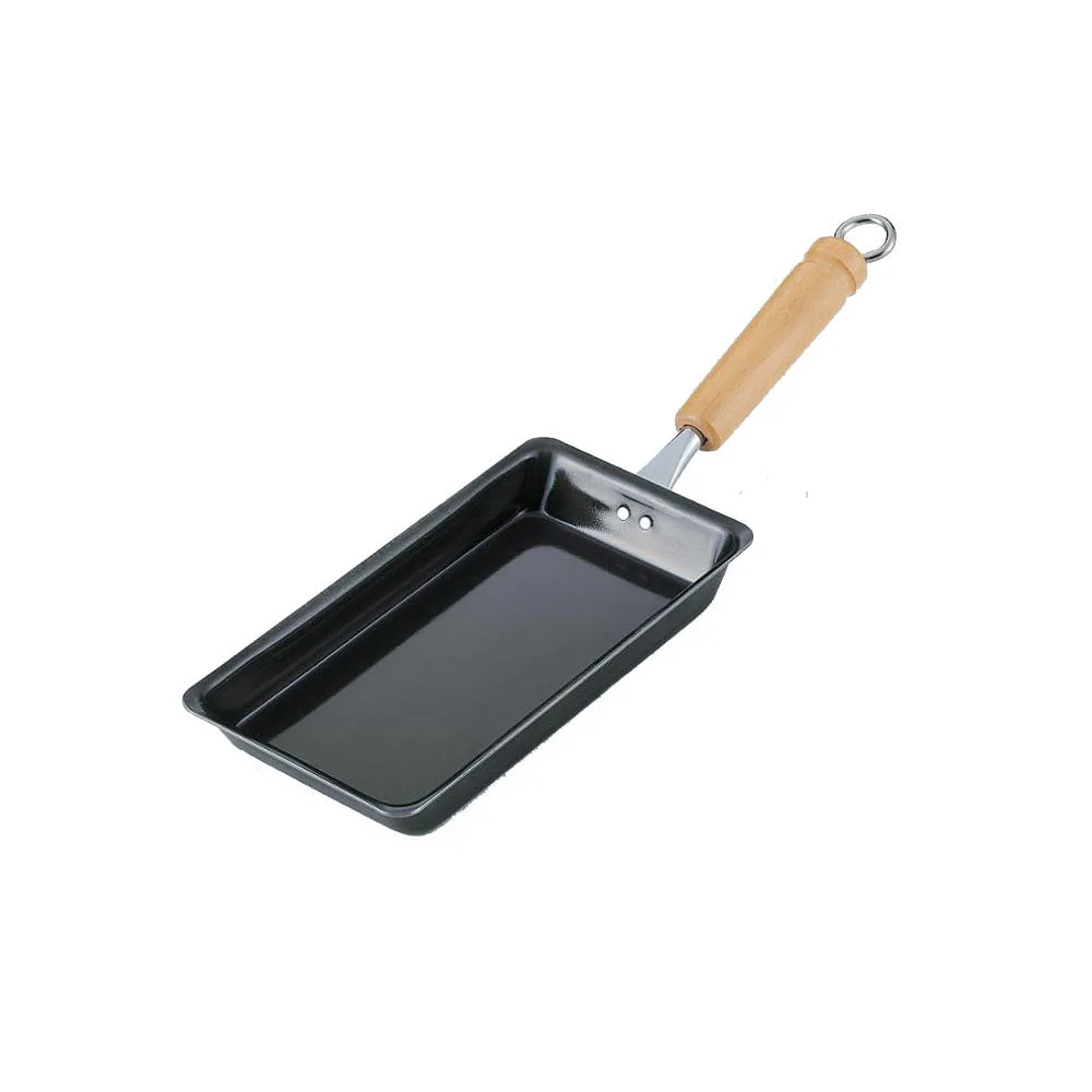 The iron rectangular japan size frying pan to be able to make the omelet of the japanese
