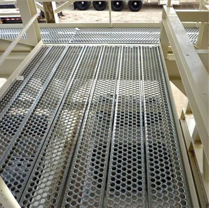 
anti-skid punching plate mesh/aluminum perforated metal walkway 