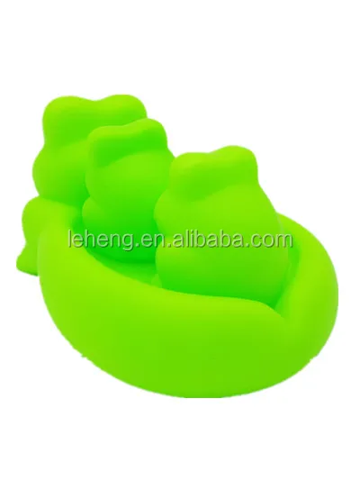 Custom squeeze soft plastic bathroom green frog toy mother&son baby bath toys