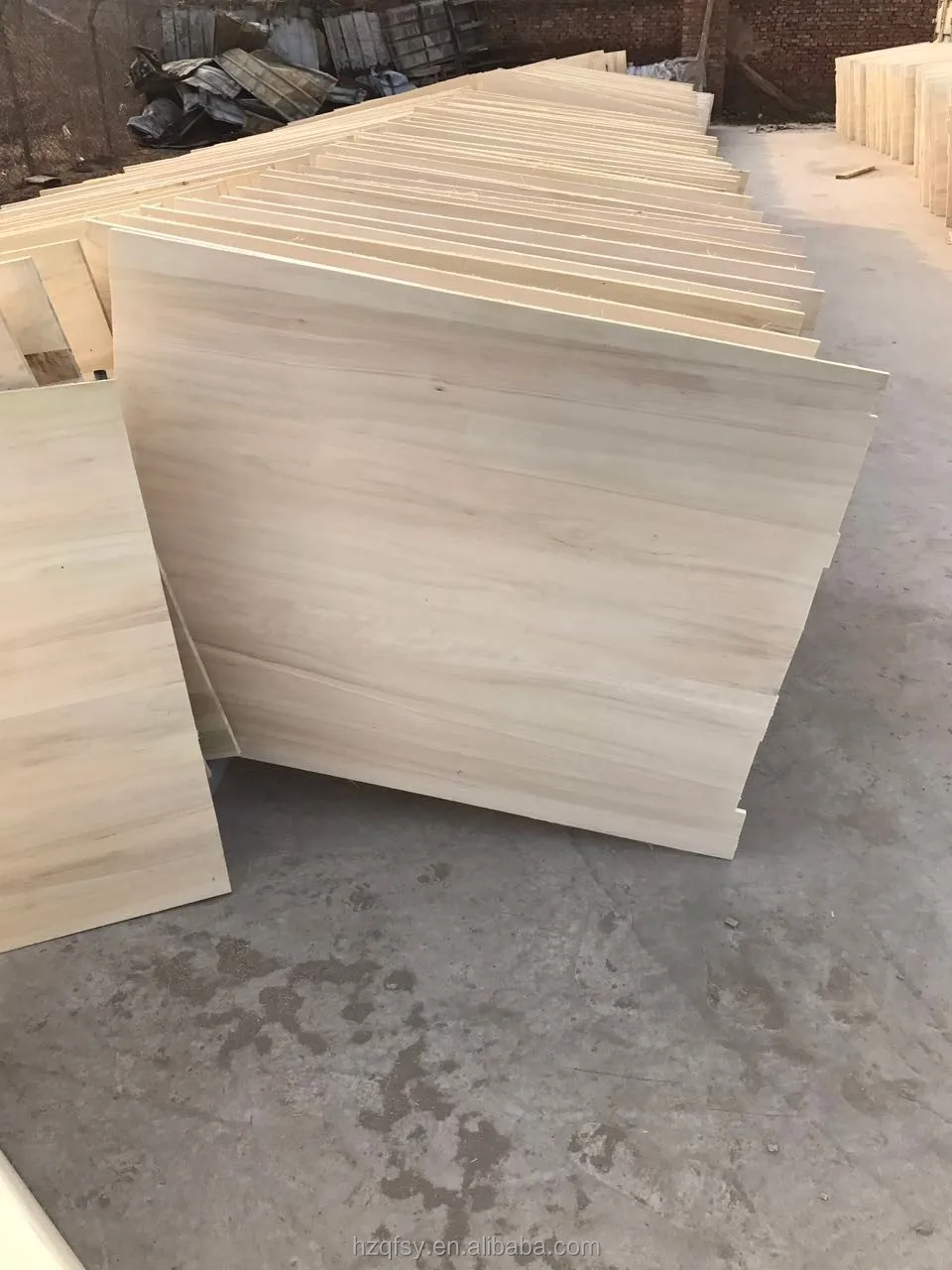 Dry soft paulownia wood