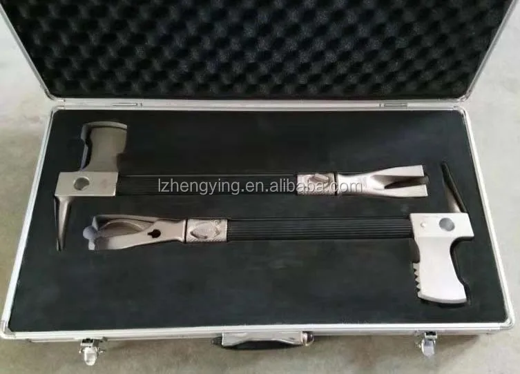 Manual forcible pry axe hooligan bar