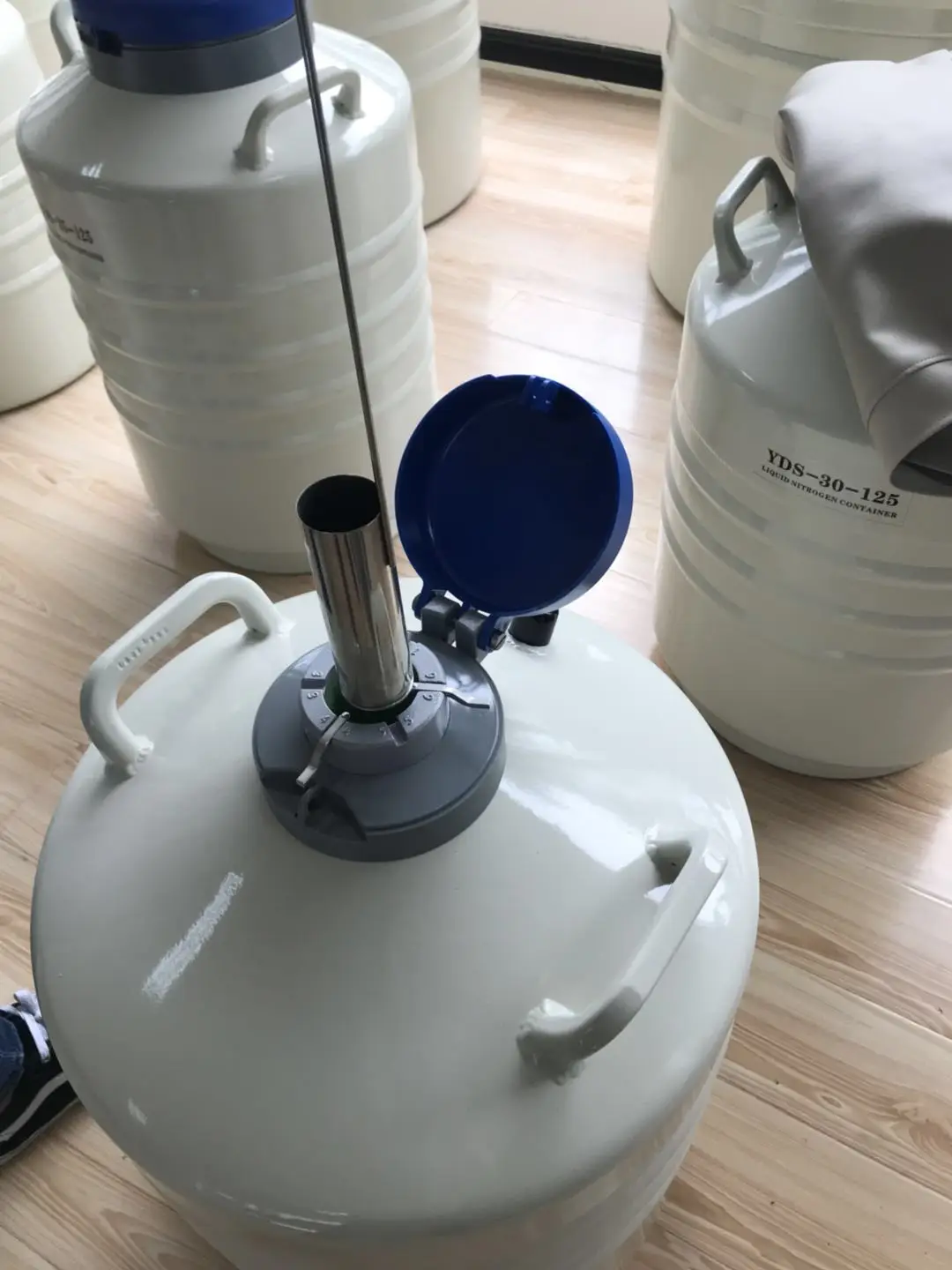 YDS-30 Liquid Nitrogen Container/Dewar Tank 30 L Semen Thermos for artificial Insemination