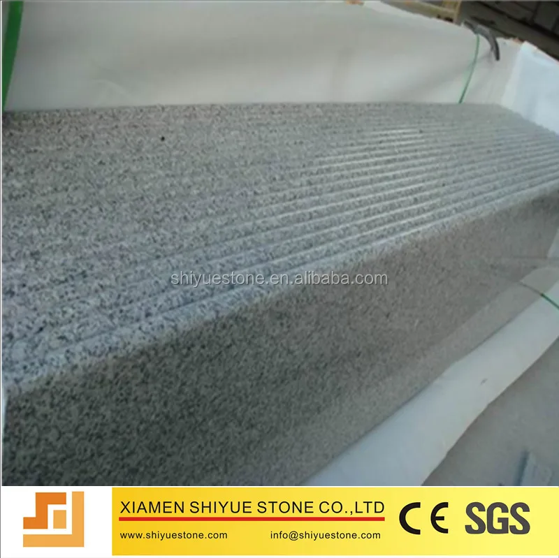 Уличные каменные ступеньки, гранитные лестницы