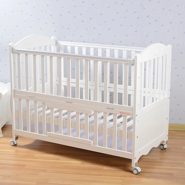 Adjustable New Zealand white painting pine wood baby cot wheels baby crib cot bed rail for baby sleep