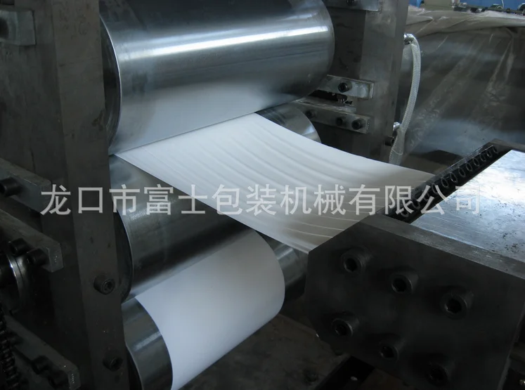 машниа для производства пластиковых листов из микровспененного полиэтилена