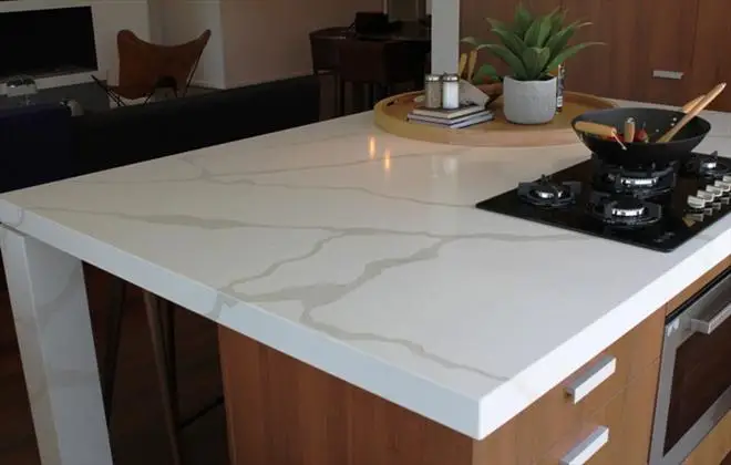 Widely used in kitchens white color quartz countertops with veins