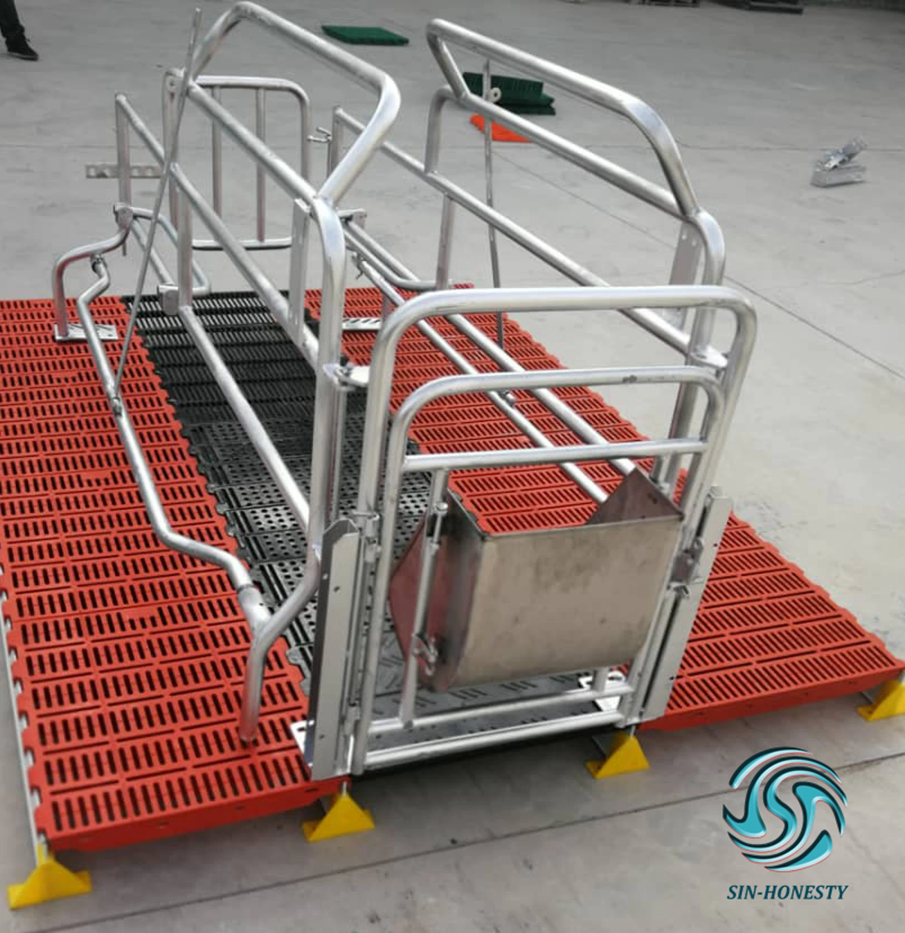 High quality galvanized pig farrowing crate for pig farm