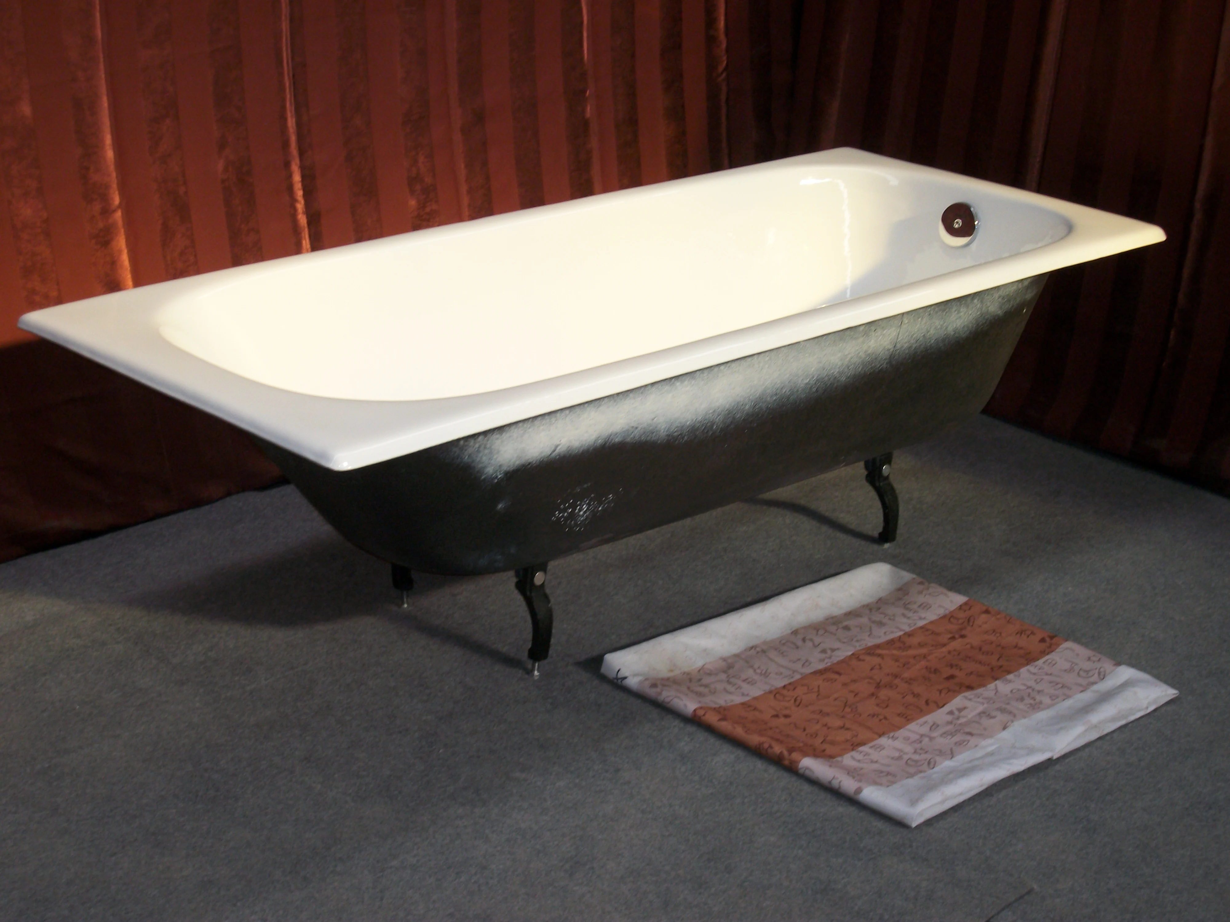 
producing cast iron common bathtub with drain location 