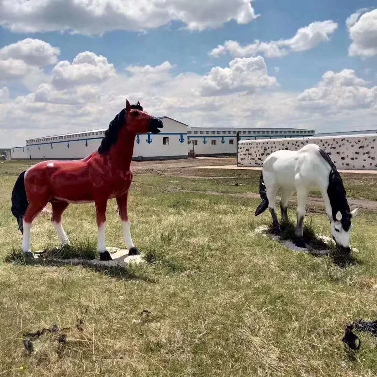 Статуя лошади в натуральную величину полимерные уличные статуи животных лошадь из стекловолокна прерии