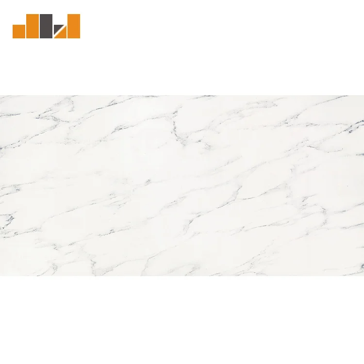 Простая облицовка стен, кухонная столешница, дизайнерская кристаллическая стеклянная панель