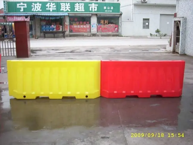  Пластиковый дорожный барьер 2 метра заполненный водой