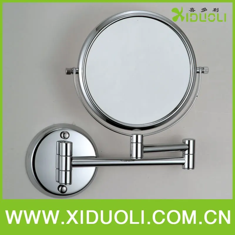 ванная комната латуни висит увеличенное зеркало