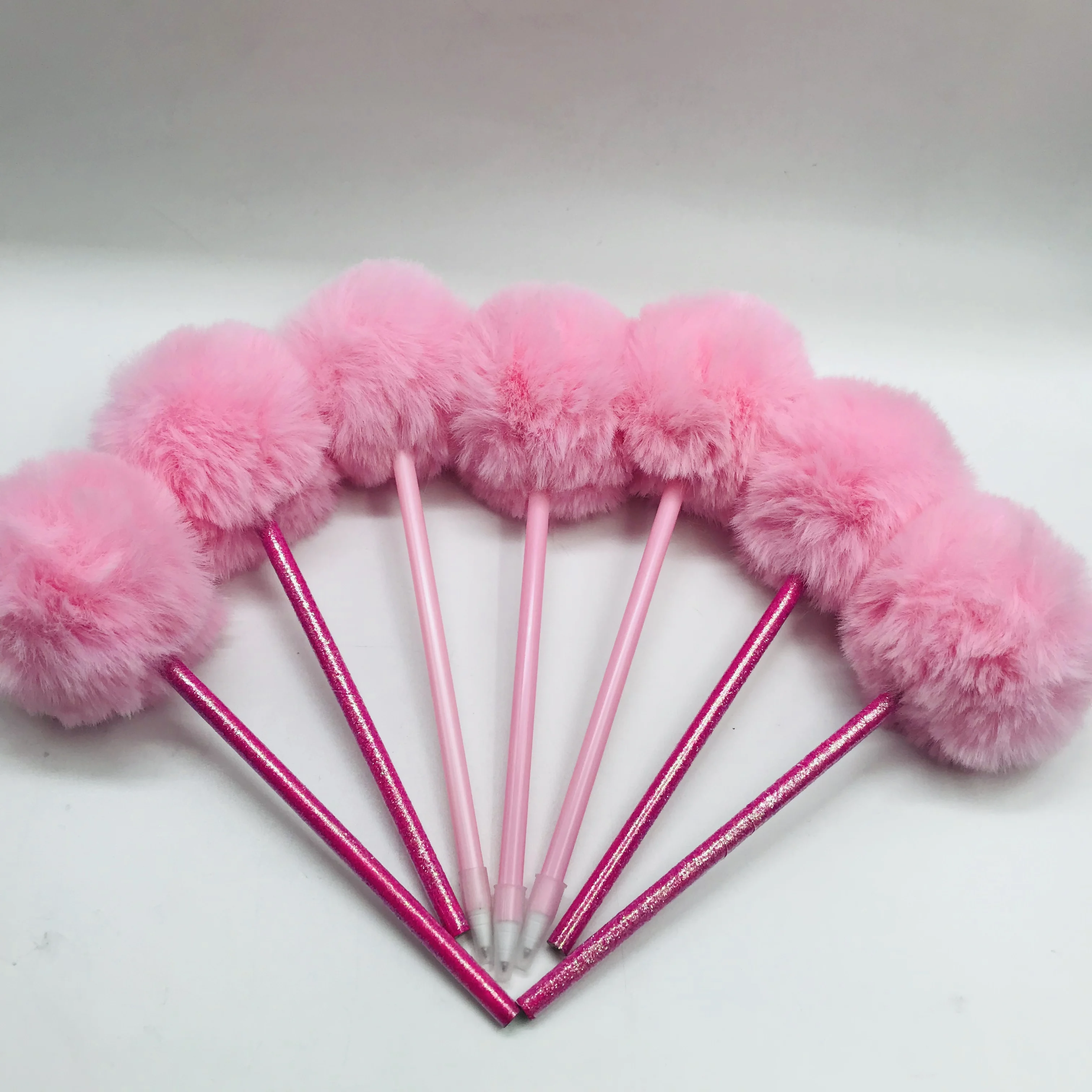 Розовый карандаш/ручка с помпоном