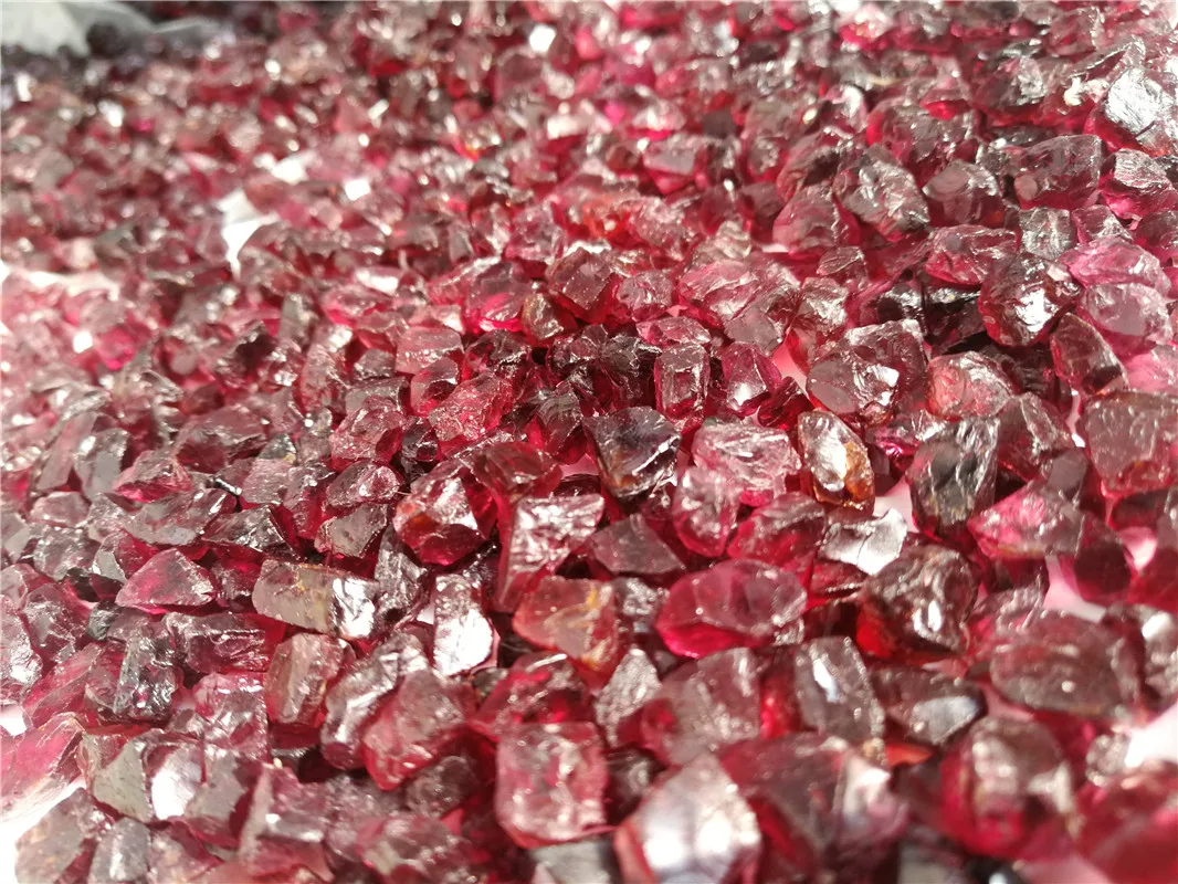 Wholesale natural unpolished quartz raw gemstone red crystal garnet rubble