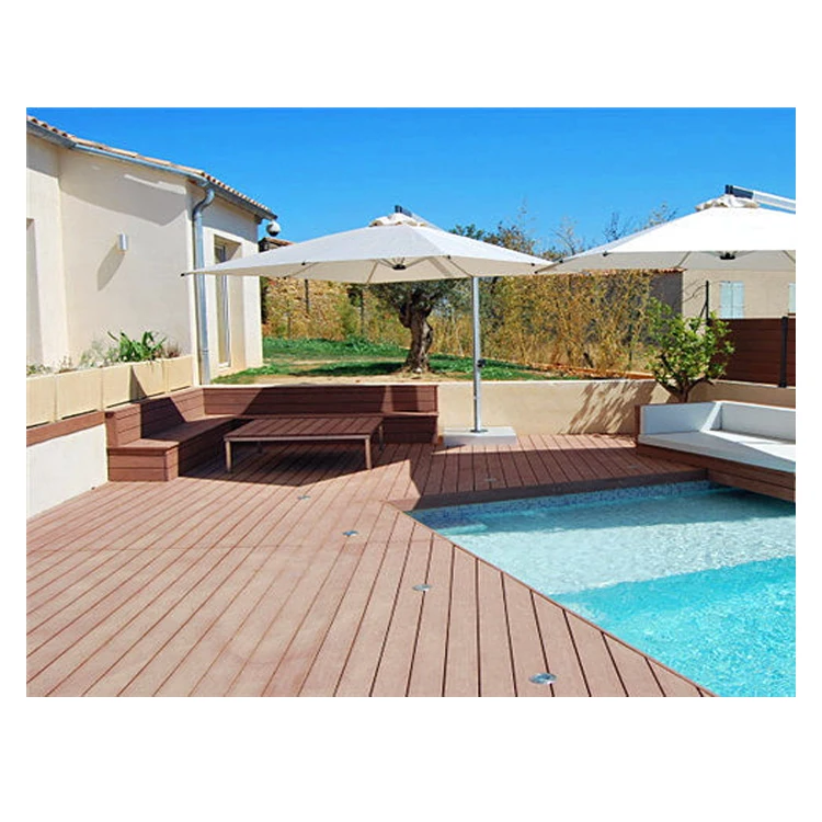 Наружное напольное покрытие из ПВХ и ДПК с большой несущей способностью и противоскользящим покрытием