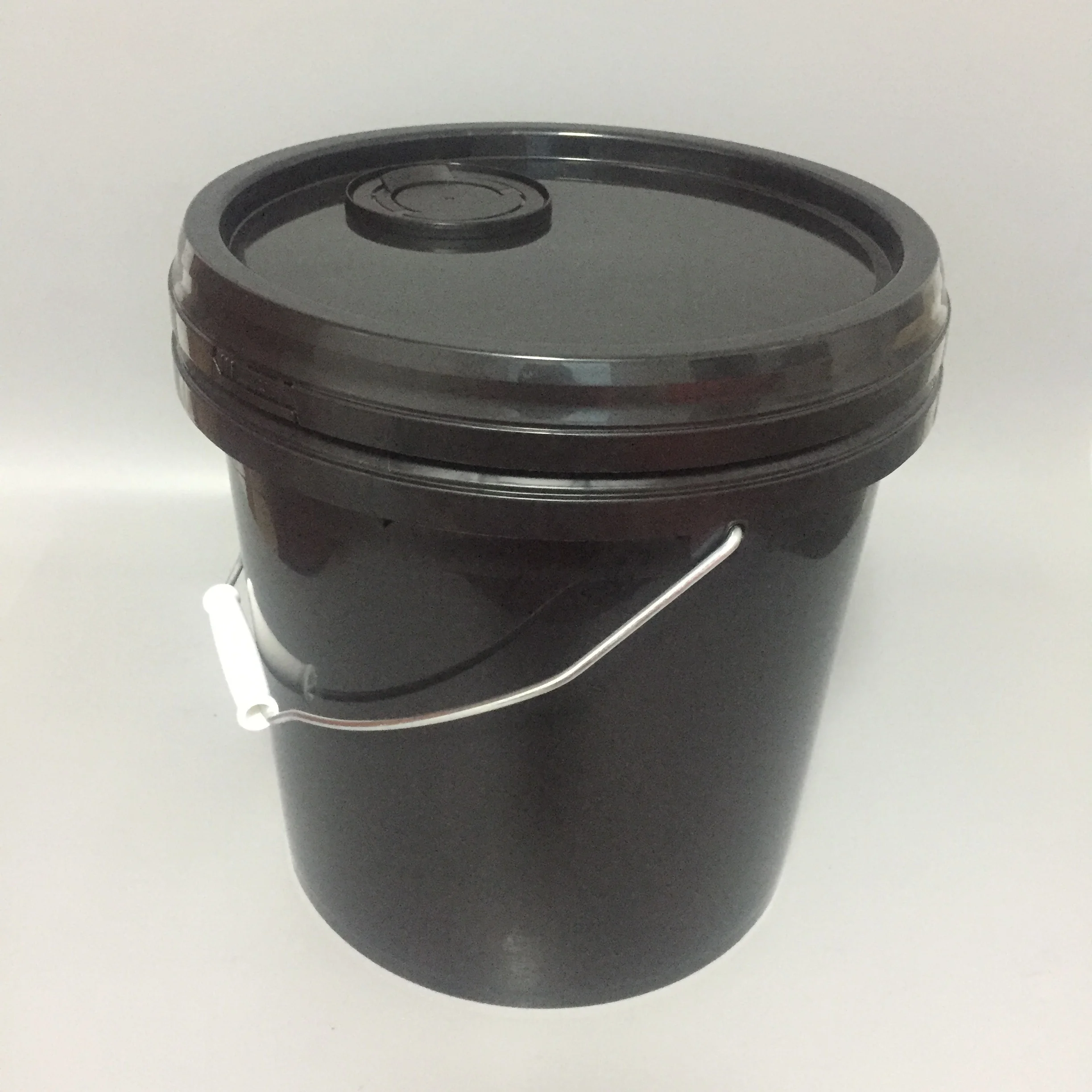 10 liter plastic pail with lid and pour spout