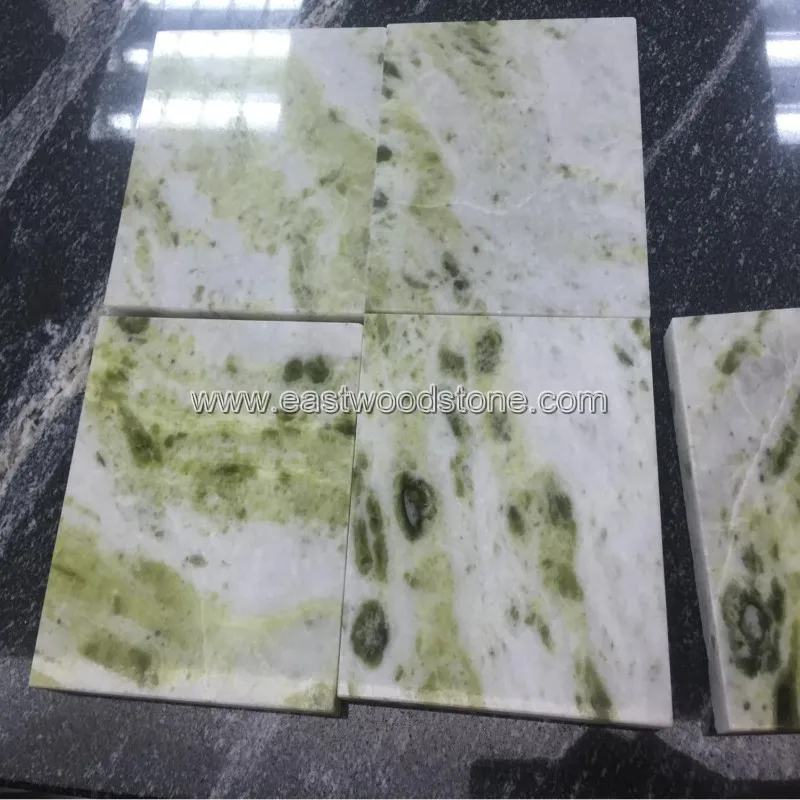 Плитка из белых мраморных плит с зелеными венами