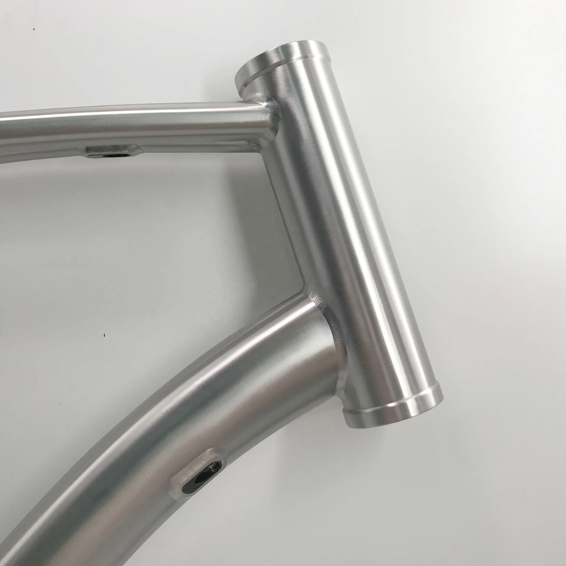 aero road bike frame with  curved tube design for qr 135mm rear hub