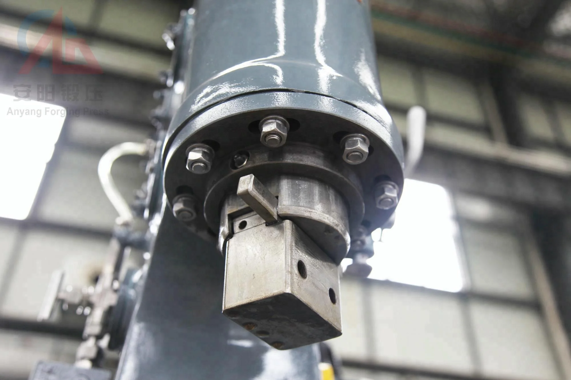 Мощный кованый молоток 25 кг