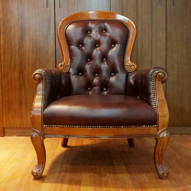 Роскошный коричневый кожаный диван в деревянной оправе