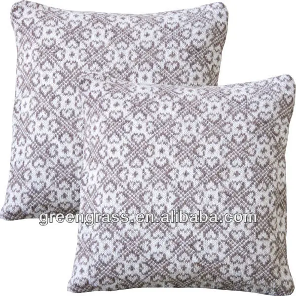 Бросьте расположен в браун и крем британский шерсть и с пером внутренний чехол