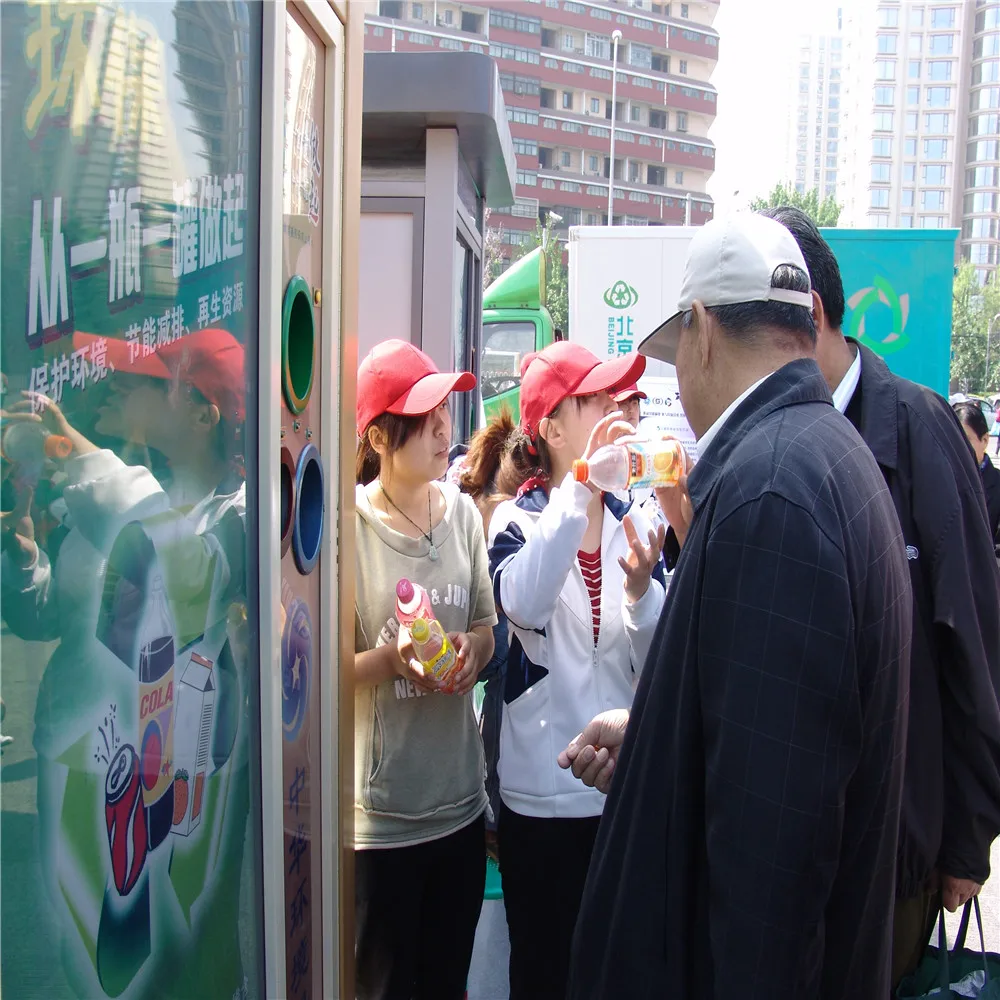 Машина для переработки пластиковых бутылок на открытом воздухе. Сенсорный экран для взаимодействия с пользователем, дистанционное управление и управление большим фоном данных