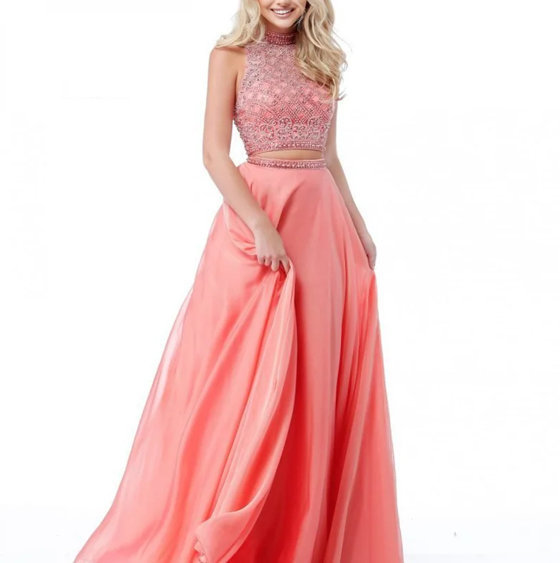 Украшенный бисером лиф с вырезом на спине и шифоновой юбкой длинное платье