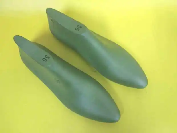 Женские пластиковые туфли на низком каблуке 2 см с маленьким круглым носком