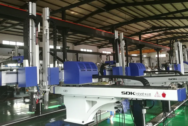 SDK one axis robot arm   manipulator for injection molding industry