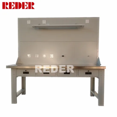 Стальной верстак, используемый в промышленной мастерской