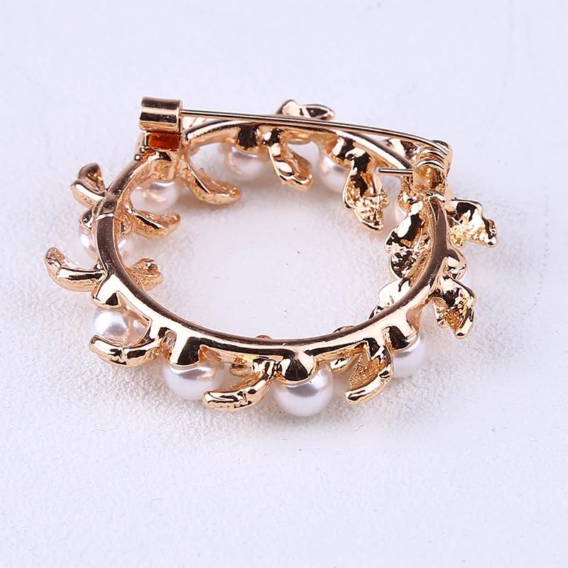 Hot selling fashion women round shaped alloy horseshoe brooches pearl garland brooches
