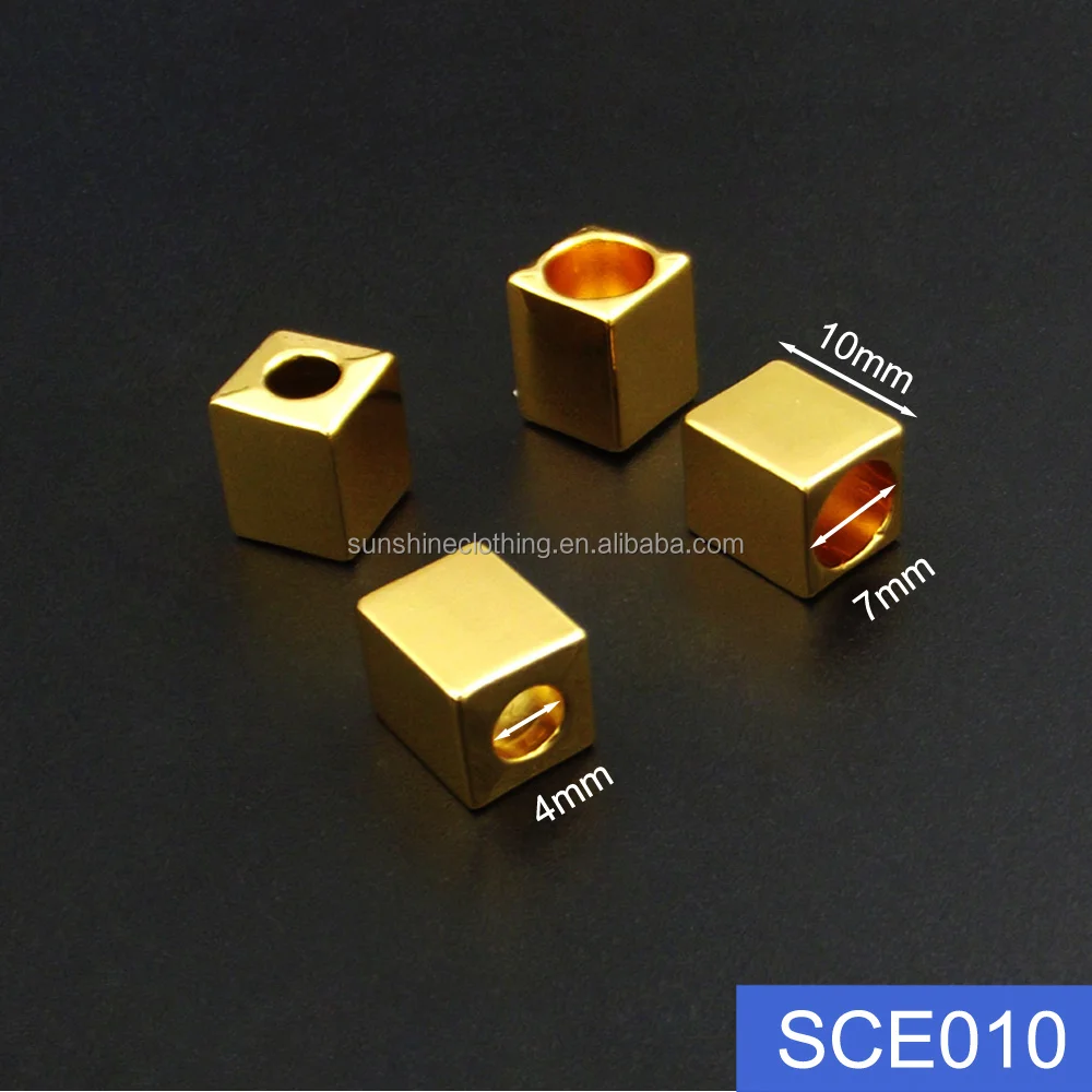 
Купальники с квадратным шнурком и концевыми переключателями в золотом цвете 