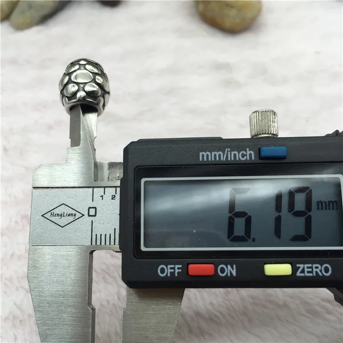 Оптовая продажа, бусины-шармы из нержавеющей стали на заказ, отверстие 6 мм, бесплатные образцы для мужских браслетов