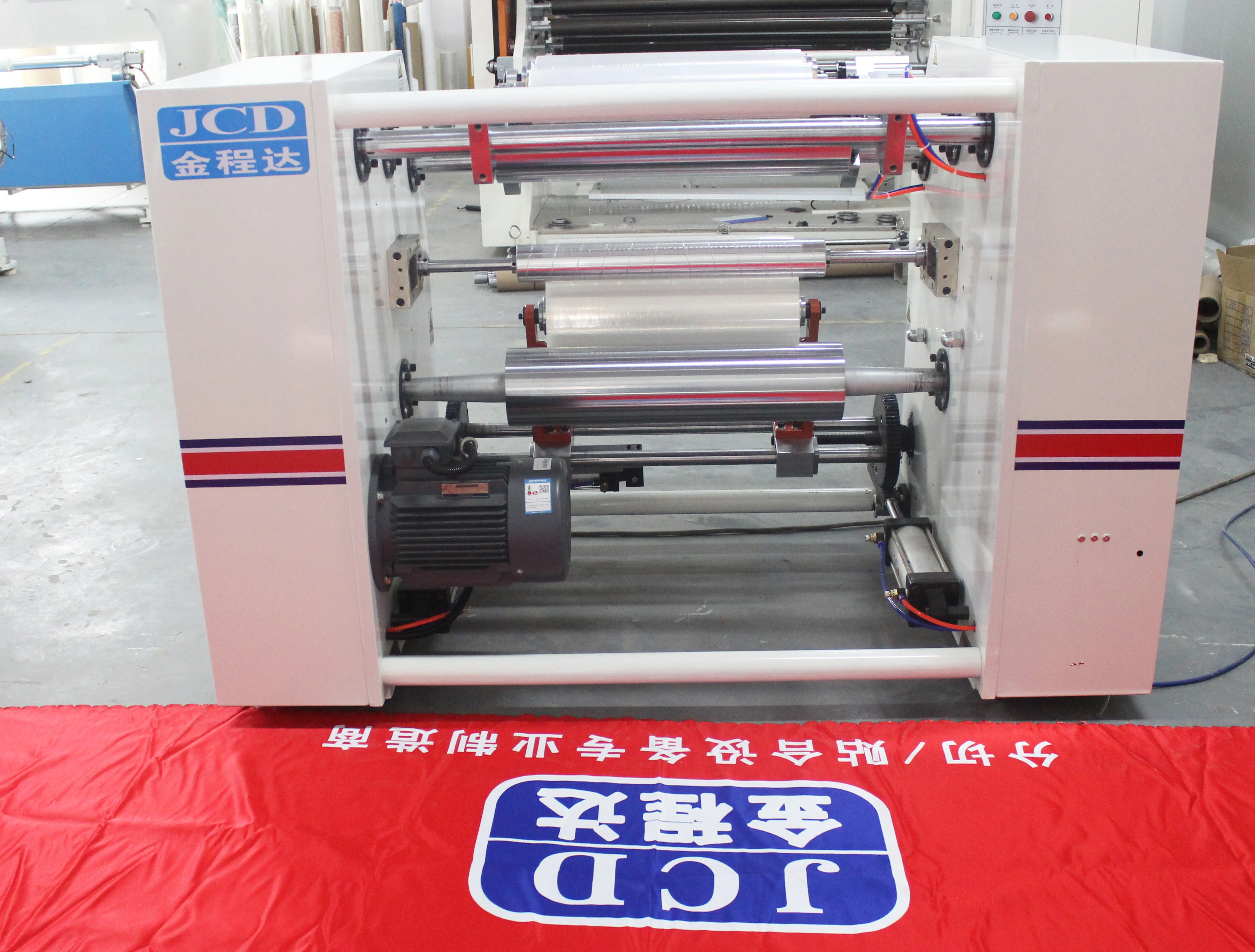 Машина для перемотки рулонов из полиэтиленовой стрейч-пленки