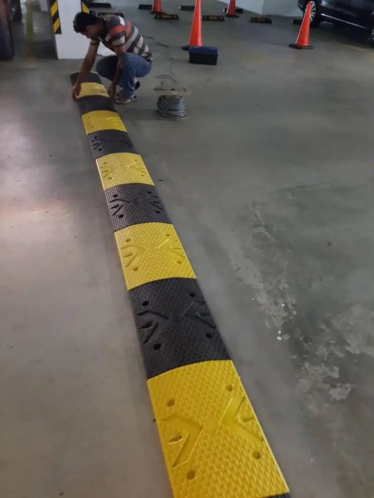 2025 new design durable reflective rubber hump, road safety products rubber road bump high strength rubber speed bump speed hump